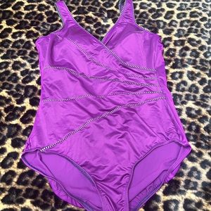 Plus Sz 18 Miraclesuit *Look 10lbs Smaller* in magenta color